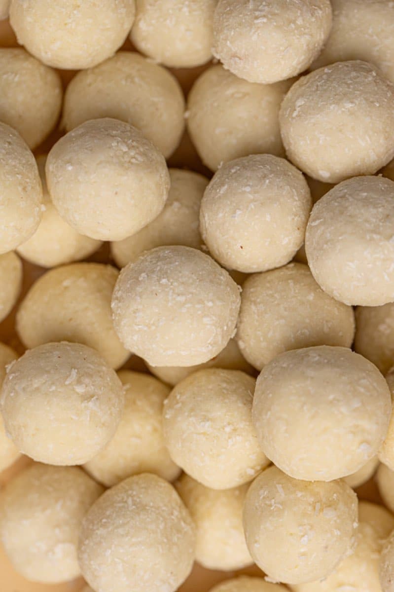 Noisette Enrobée de Chocolat Blanc et Noix de Coco