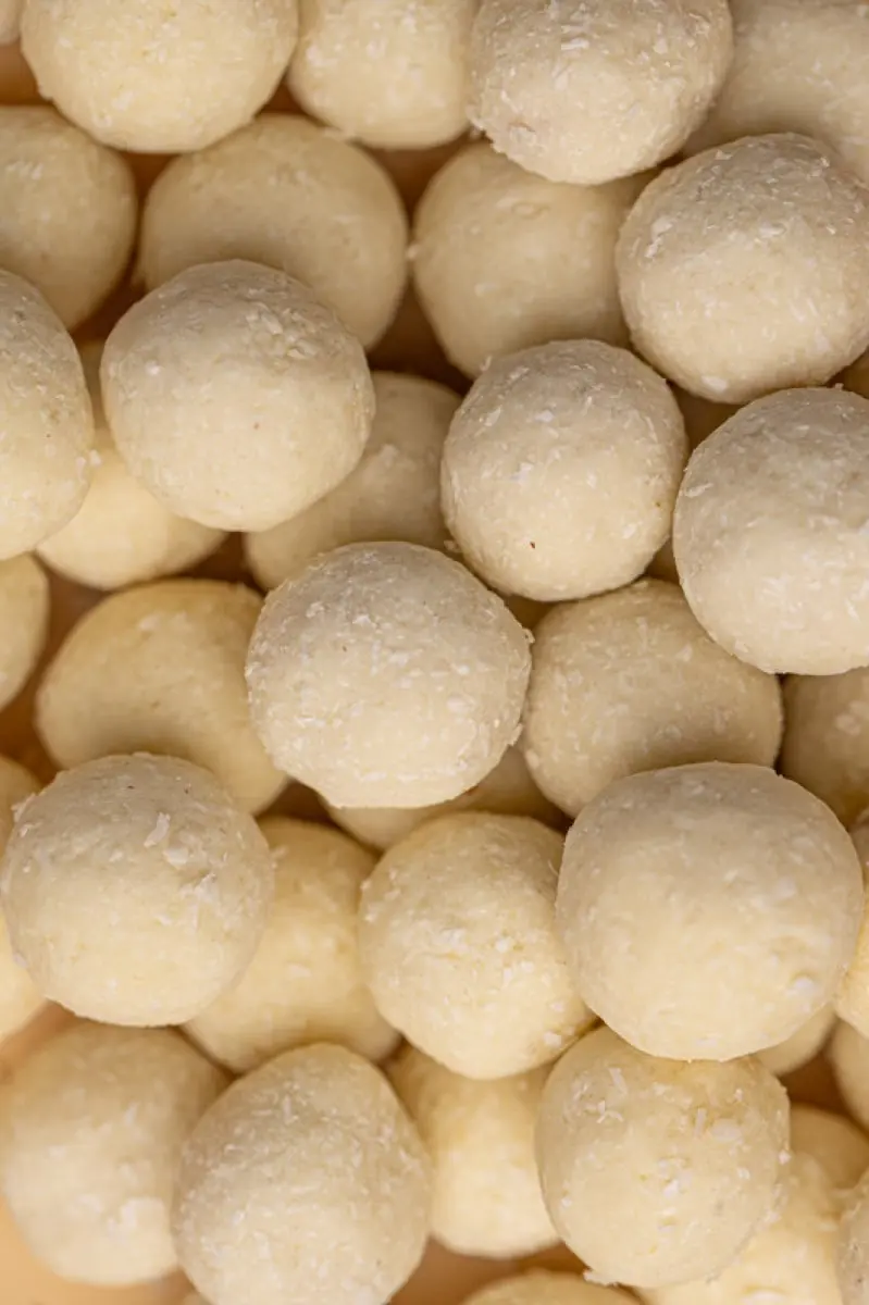 Noisette Enrobée de Chocolat Blanc et Noix de Coco - بندق بالشوكولاتة البيضاء وجوز الهند — fruits secs Guermello